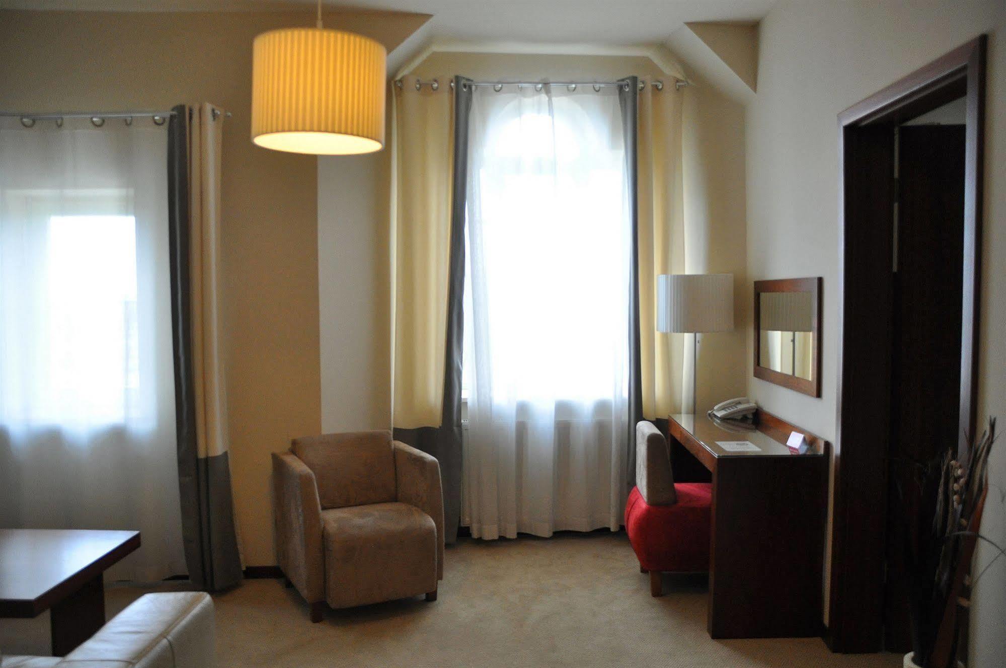 Hotel Atrium إيبلاغ المظهر الخارجي الصورة