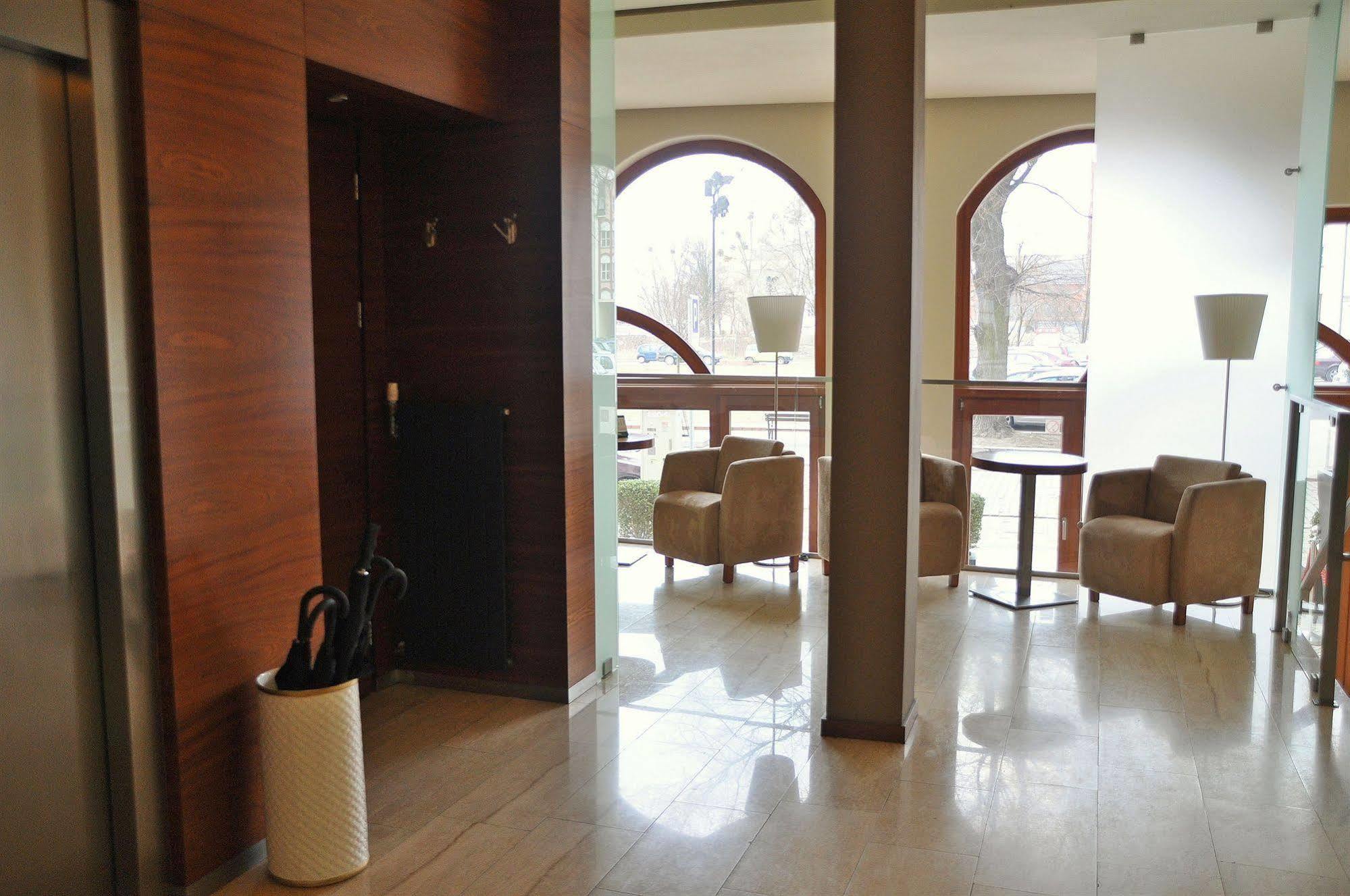 Hotel Atrium إيبلاغ المظهر الخارجي الصورة